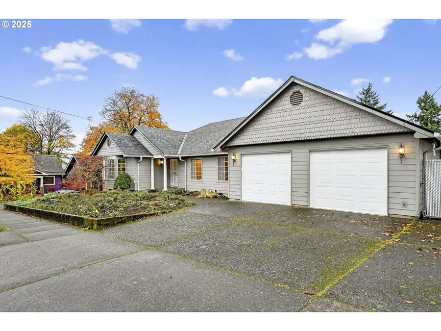 6826 SE Stark St, Portland, OR 97215 - Image #3