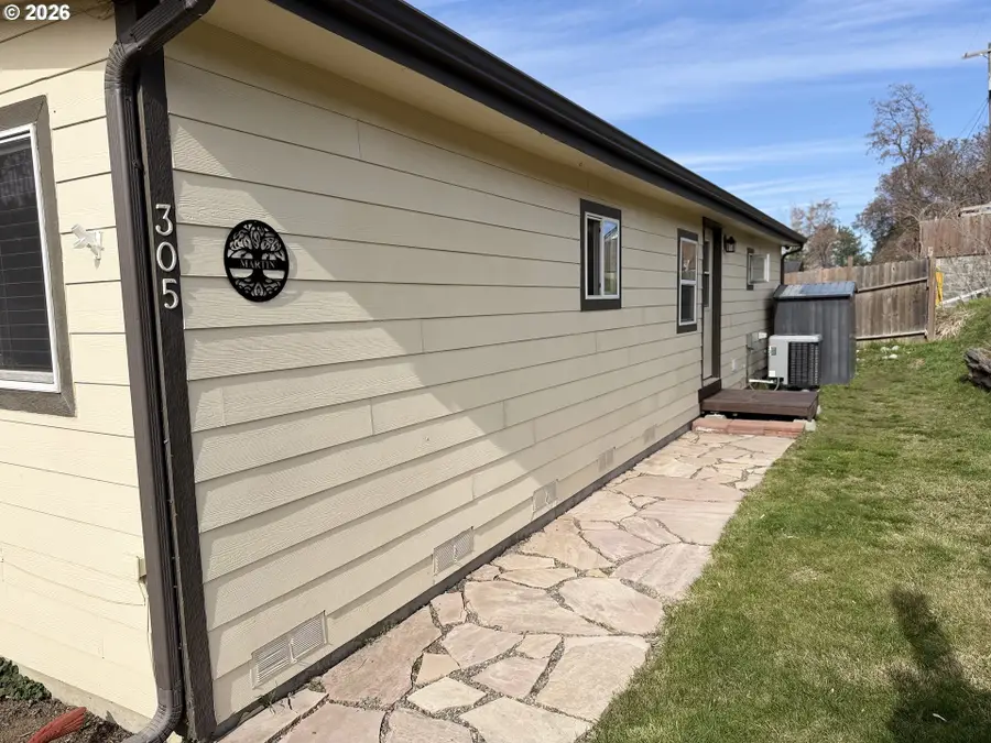 305 N Broad St, Weston, OR 97886 - #2