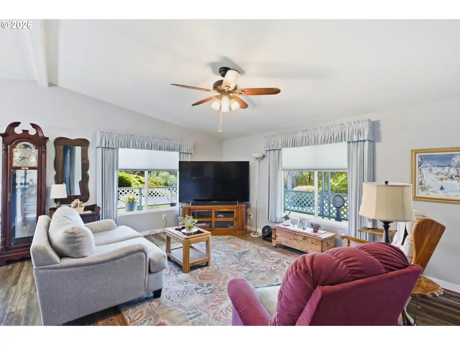411 Currie Ln, Grants Pass, OR 97526 - #2