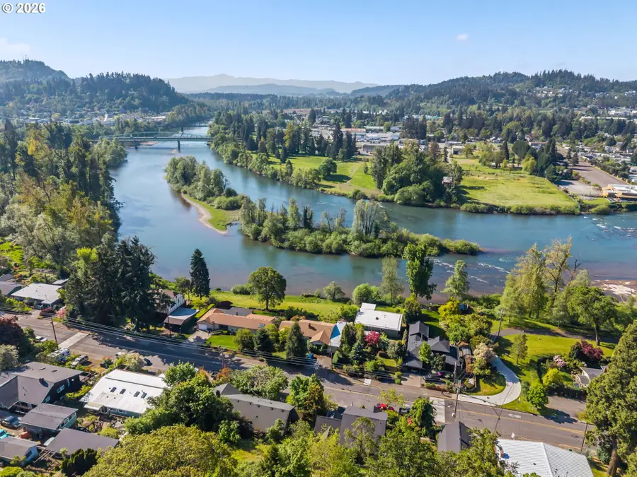512 W D St, Springfield, OR 97477 - #2
