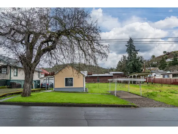 1047 NE Walnut St, Roseburg, OR 97470