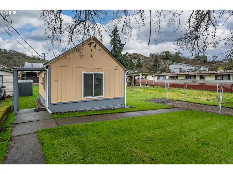 1047 NE Walnut St, Roseburg, OR 97470 - #3