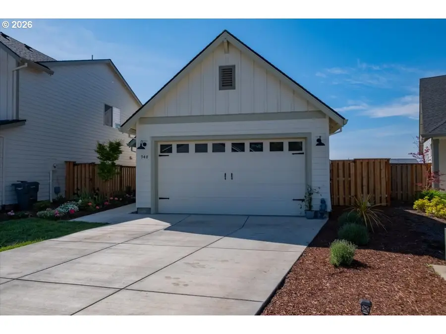 948 Laurel Pl, Silverton, OR 97381 - #3
