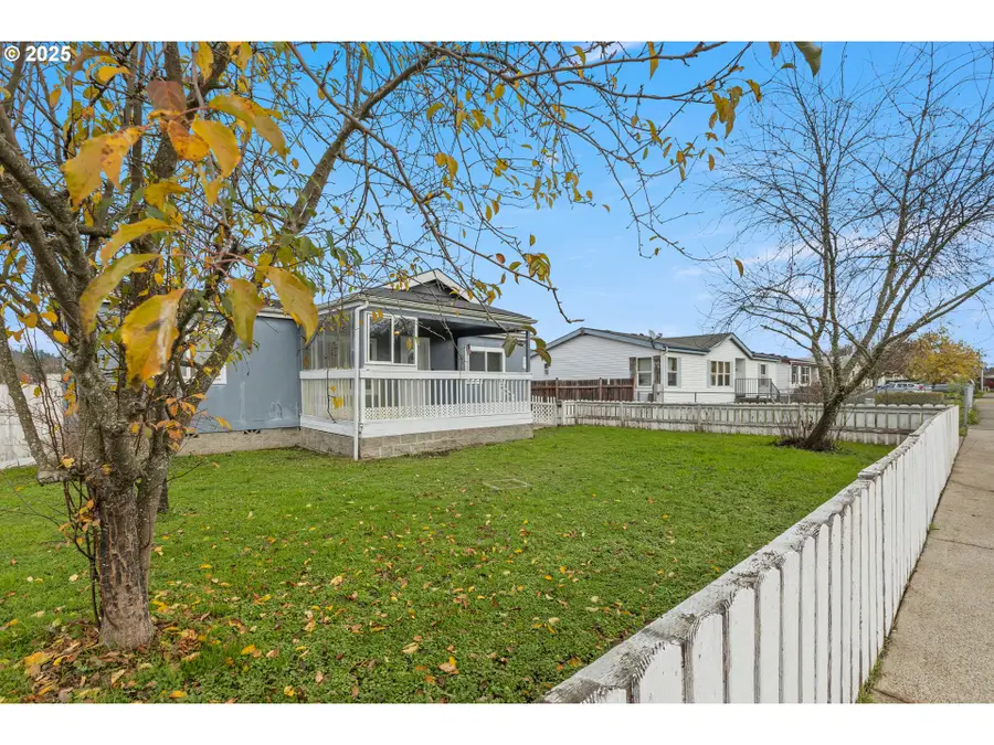 201 Heavenly Ct, Sutherlin, OR 97479 - Image #2