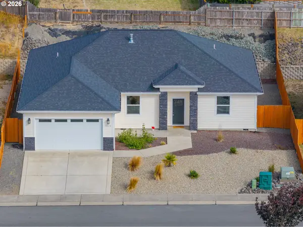 1849 Steelhead St, NorthBend, OR 97459
