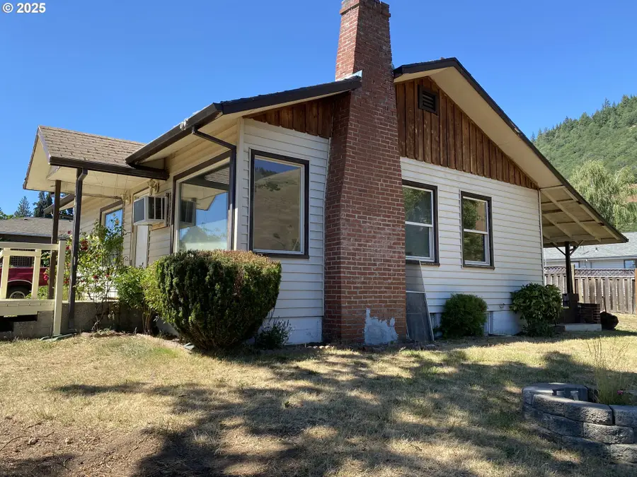 782 NE Center St, White Salmon, WA 98672 - Image #2