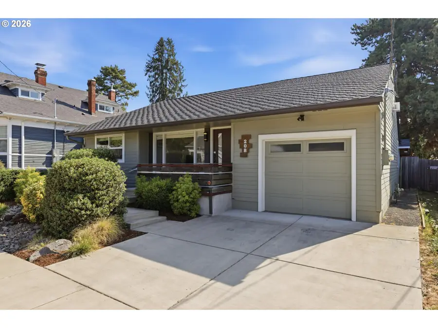208 N College St, Newberg, OR 97132 - #2