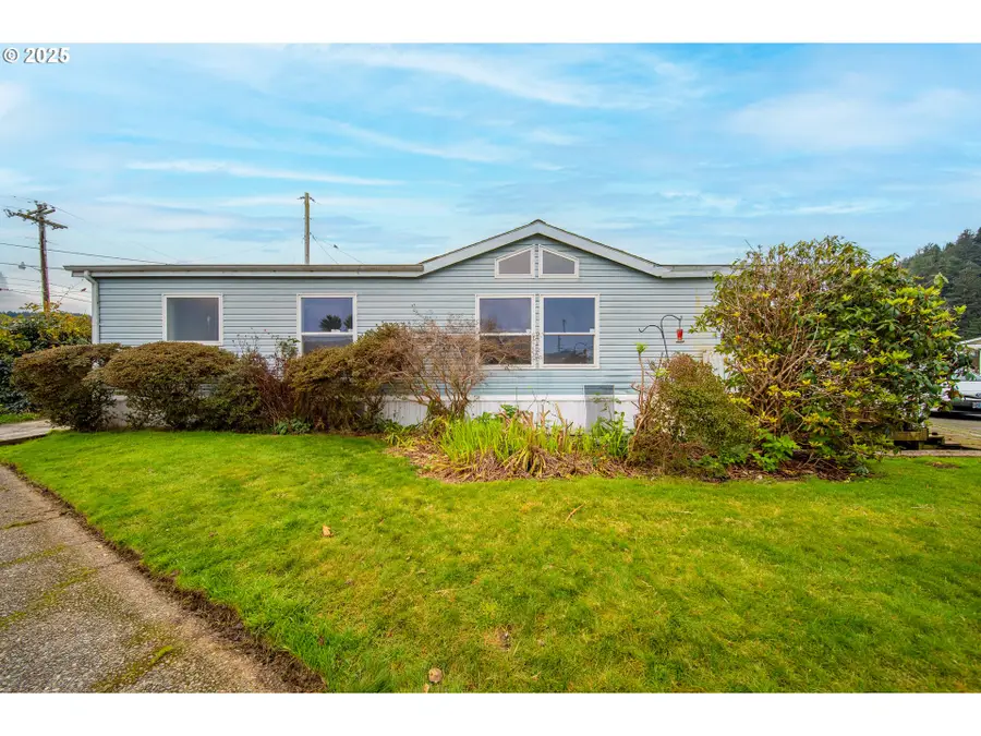 1413 Hawthorne Ave, Reedsport, OR 97467 - Image #2