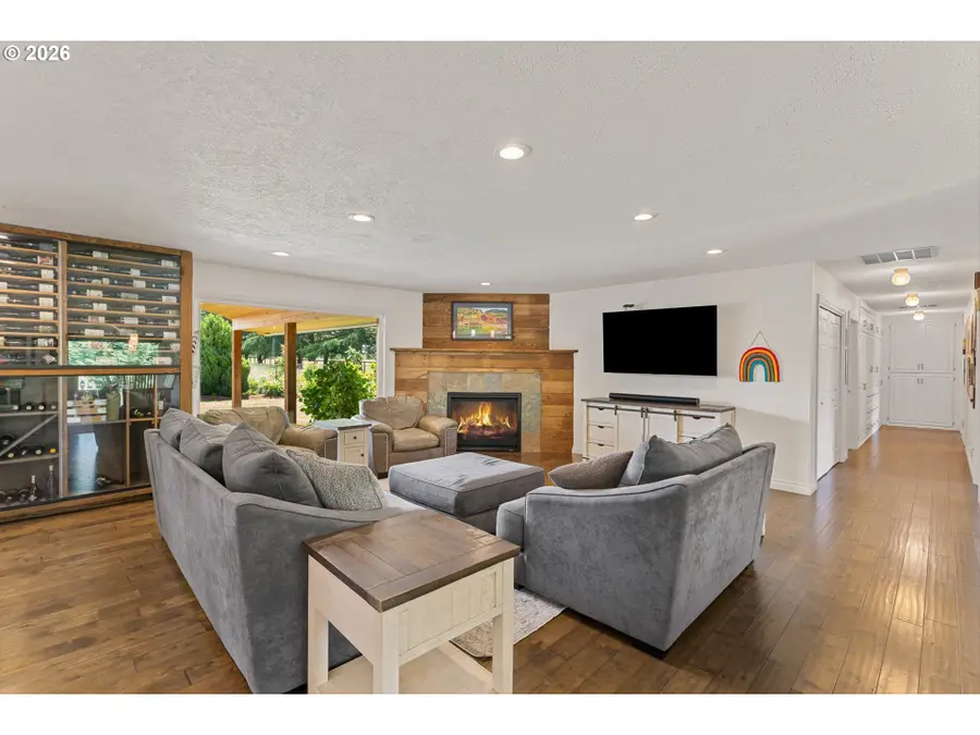 1060 S Park St, Carlton, OR 97111 - #2