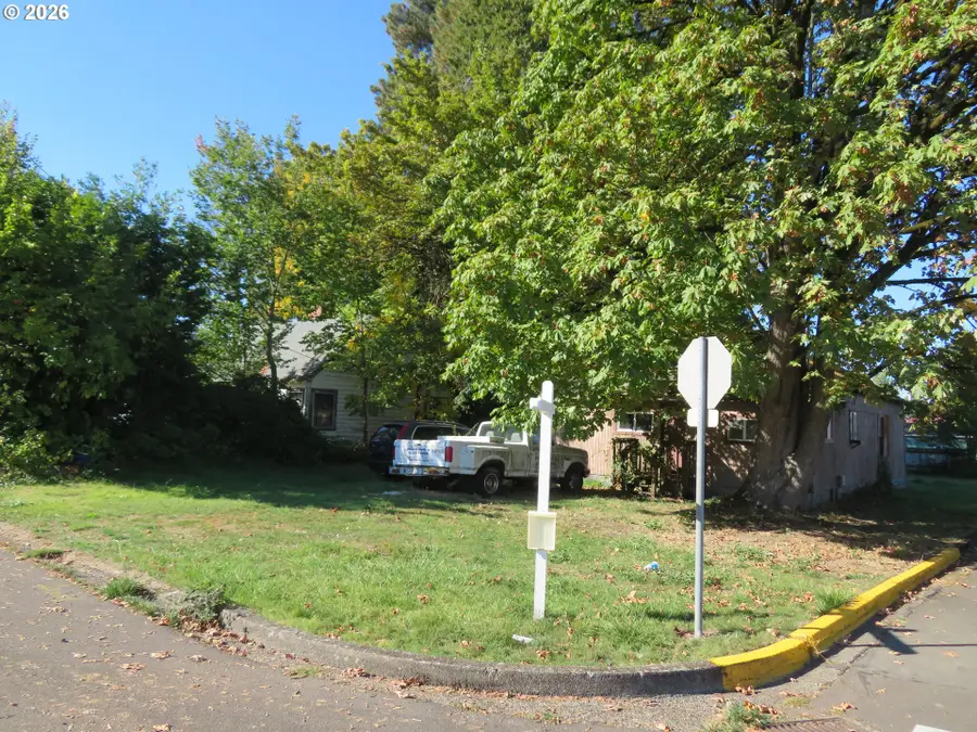 1147 NE 9th Ave, McMinnville, OR 97128 - #2