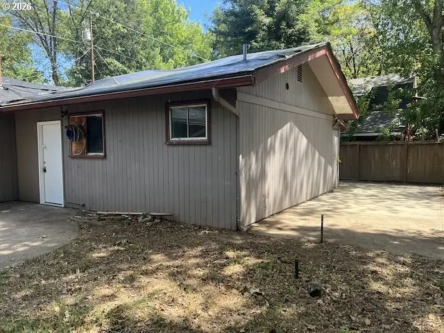 344 Peckerwood Ln, Grants Pass, OR 97527 - #3