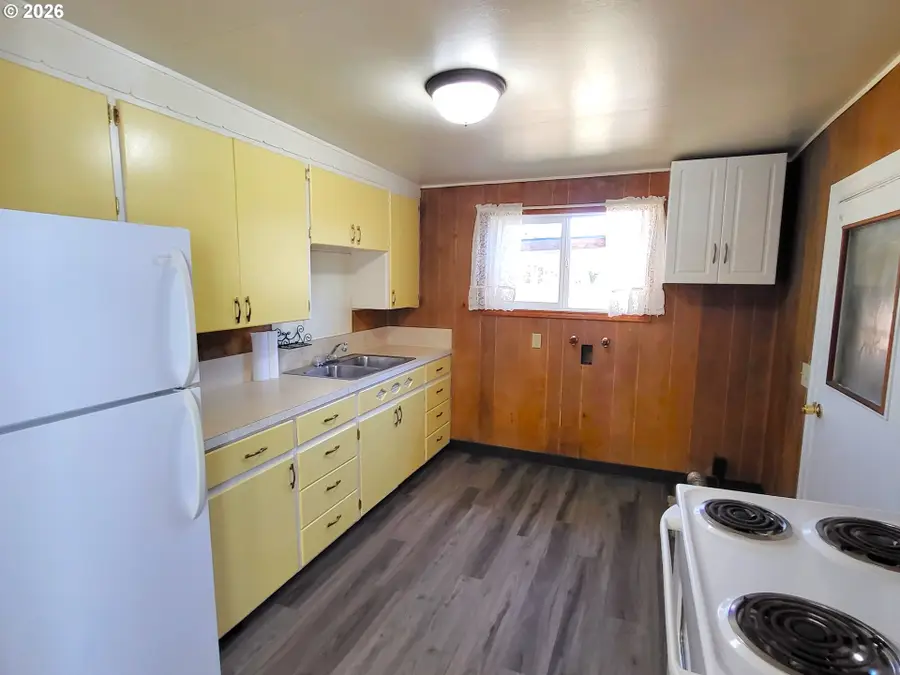 975 Johnson Ave, Cottage Grove, OR 97424 - #2