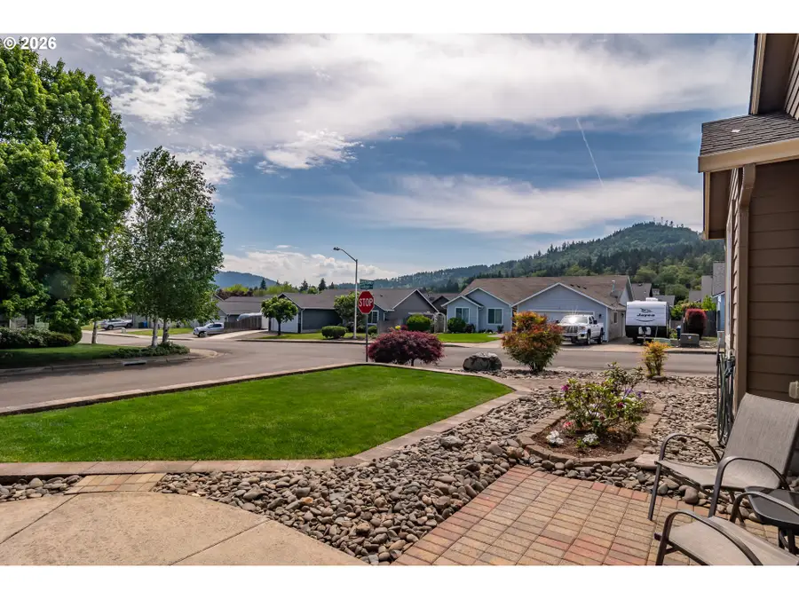 317 Greystone St, Sutherlin, OR 97479 - #3