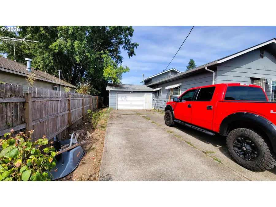 2410 Porter St, Lebanon, OR 97355 - #2