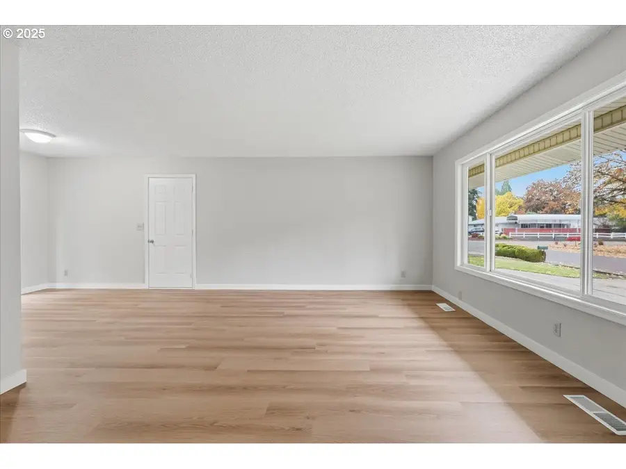 741 SE 36th Ave, Hillsboro, OR 97123 - Image #3