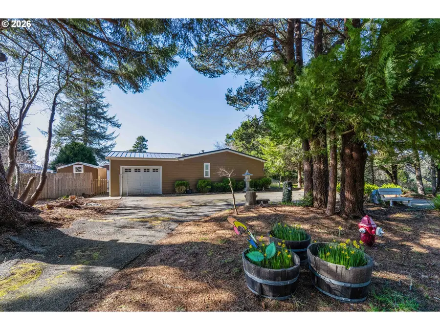 1030 June Ave, Bandon, OR 97411 - #2