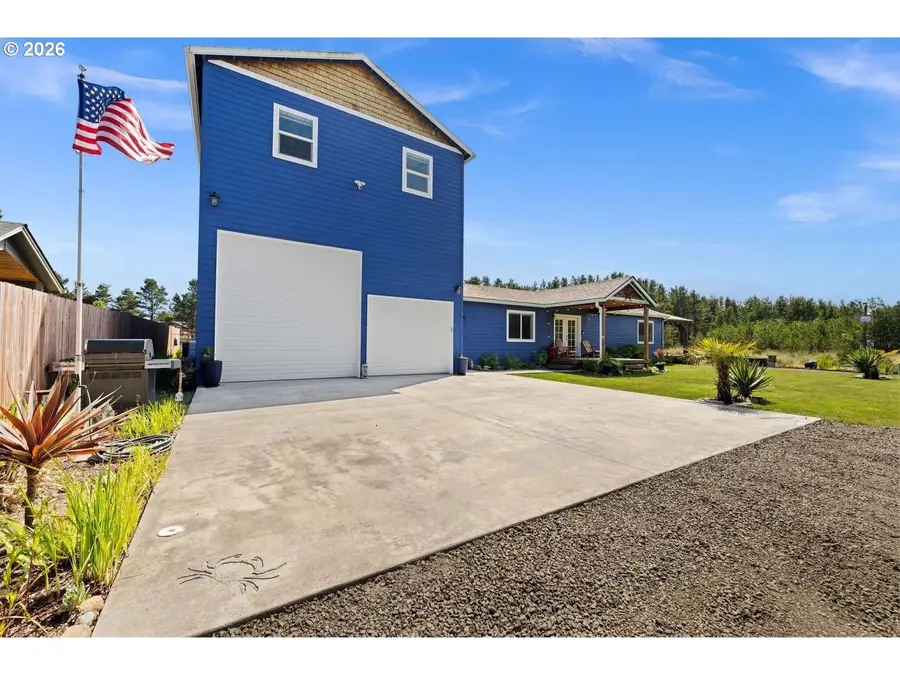 205 9th St, Long Beach, WA 98631 - #2
