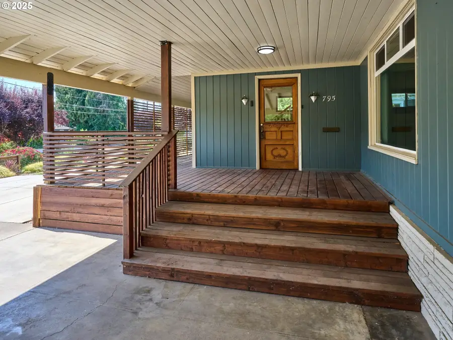 795 Corby St, Woodburn, OR 97071 - Image #2