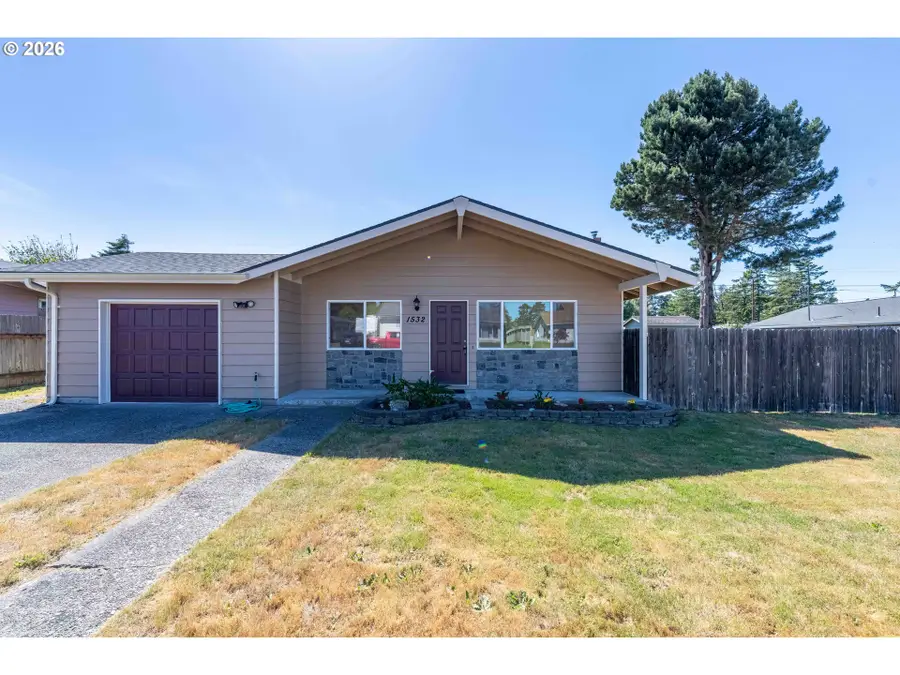 1532 Johnson St, North Bend, OR 97459 - #2