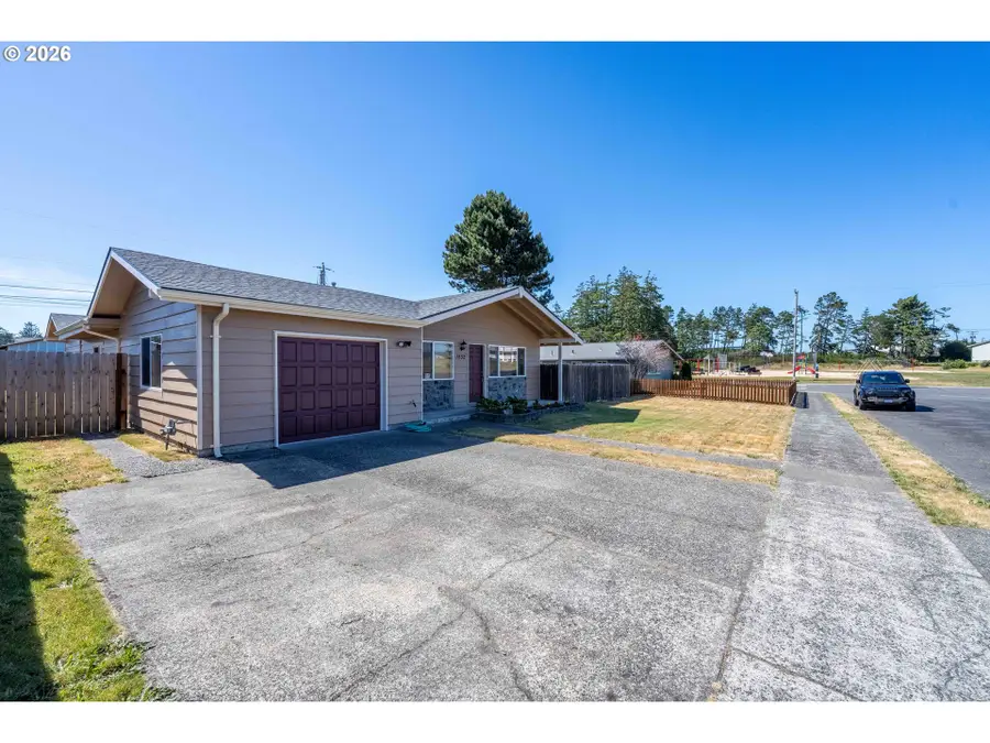 1532 Johnson St, North Bend, OR 97459 - #3