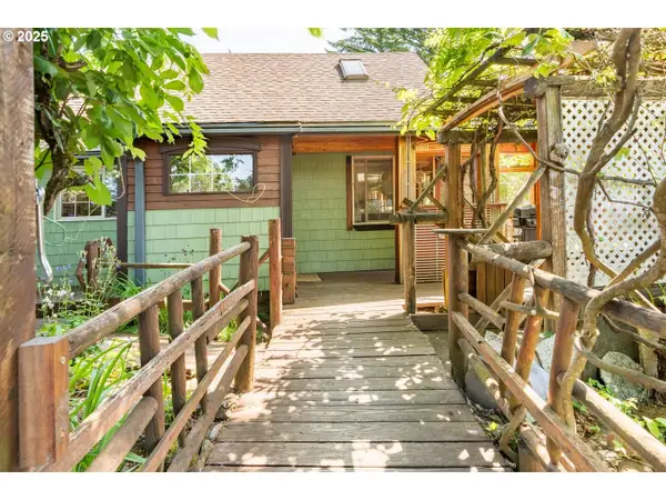 14 NW Lakeside Dr, CascadeLocks, OR 97014