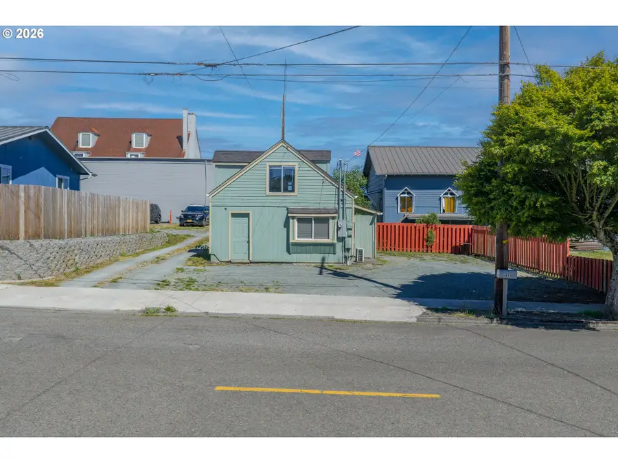 451 4th St, Myrtle Point, OR 97458 - #3