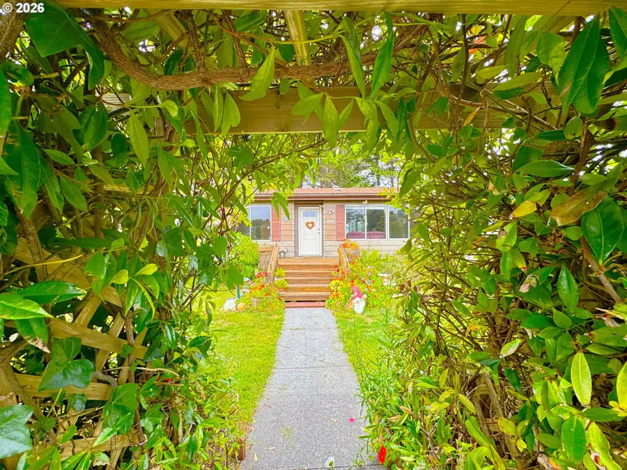 1029 Fifield St, Brookings, OR 97415 - #2