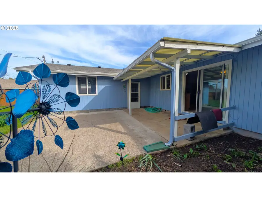 1050 E Jackson Ave, Cottage Grove, OR 97424 - #3