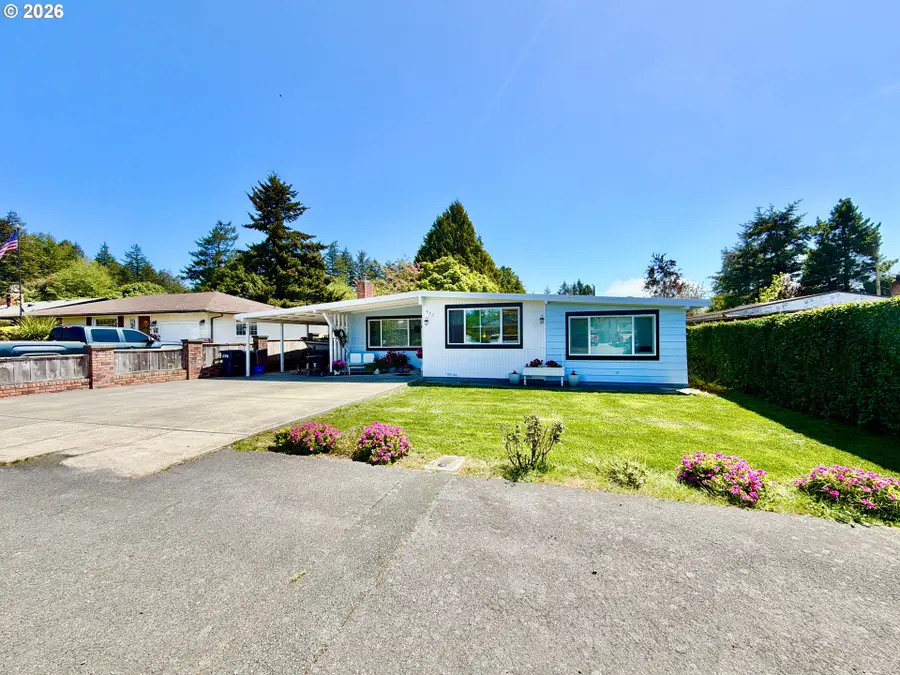 433 Fir St, Brookings, OR 97415 - #2