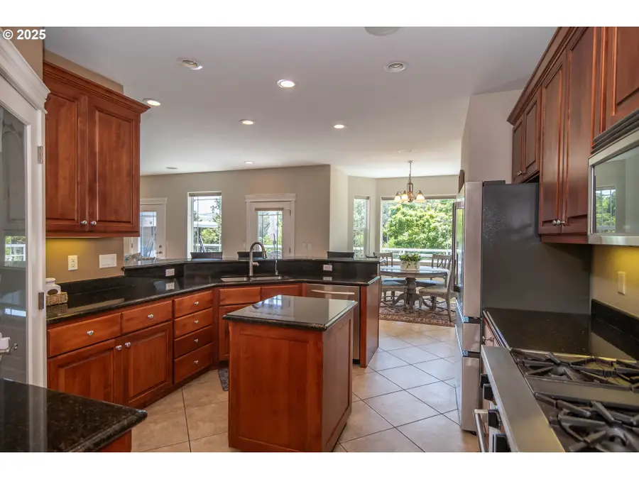 295 Fairway Village Ln, Roseburg, OR 97471 - #2