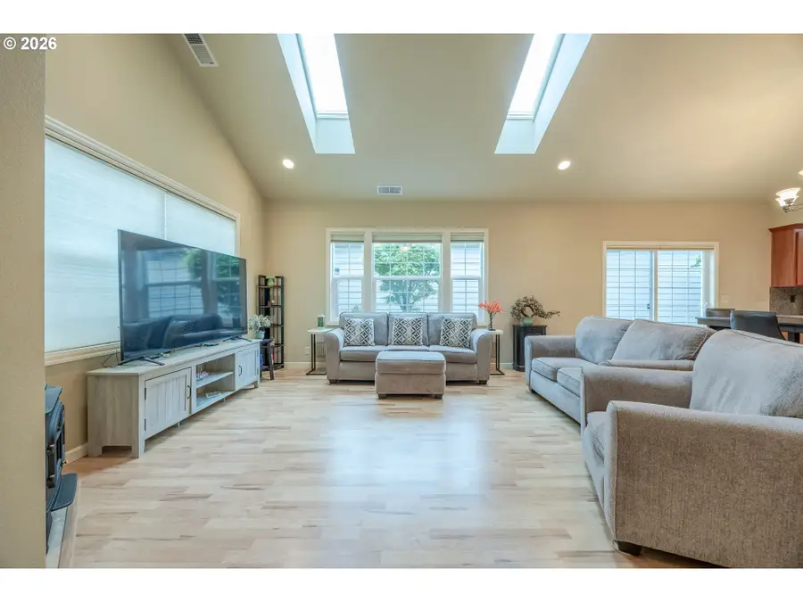 3128 Lake Crest Dr, Eugene, OR 97408 - #3