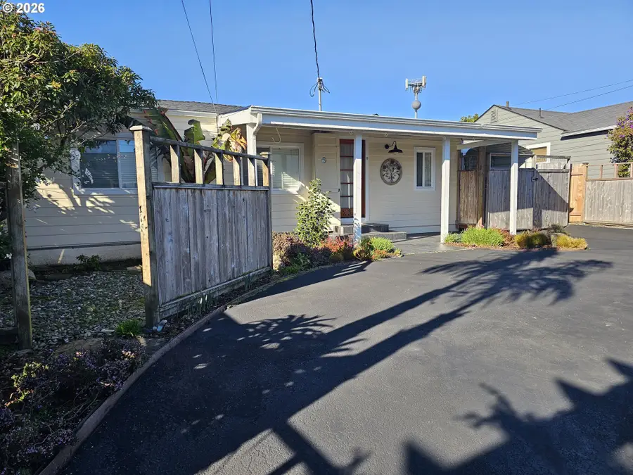 237 Wharf St, Brookings, OR 97415 - Image #2