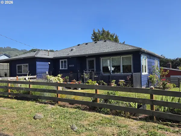 94130 4th St, GoldBeach, OR 97444