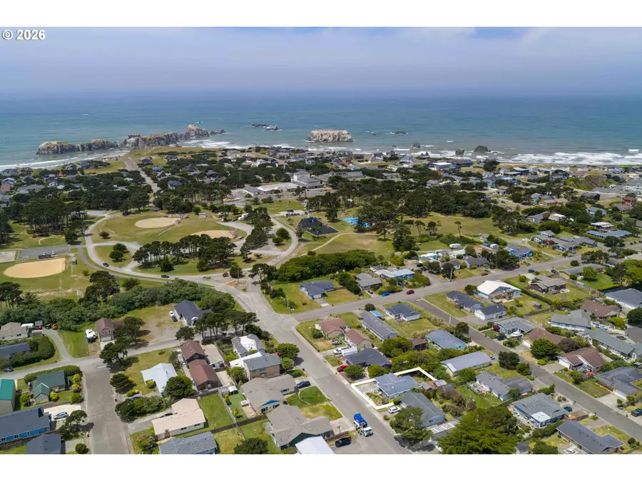 870 11th St Sw, Bandon, OR 97411 - #2