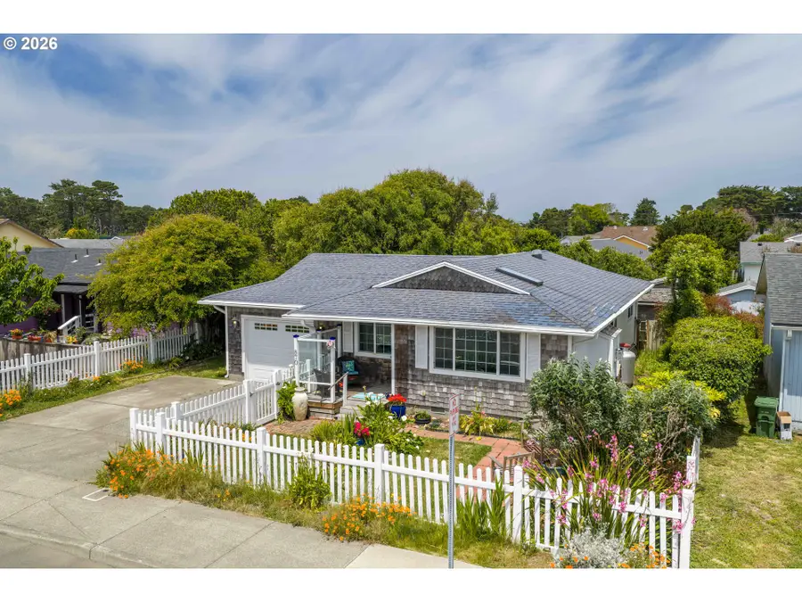 870 11th St Sw, Bandon, OR 97411 - #3