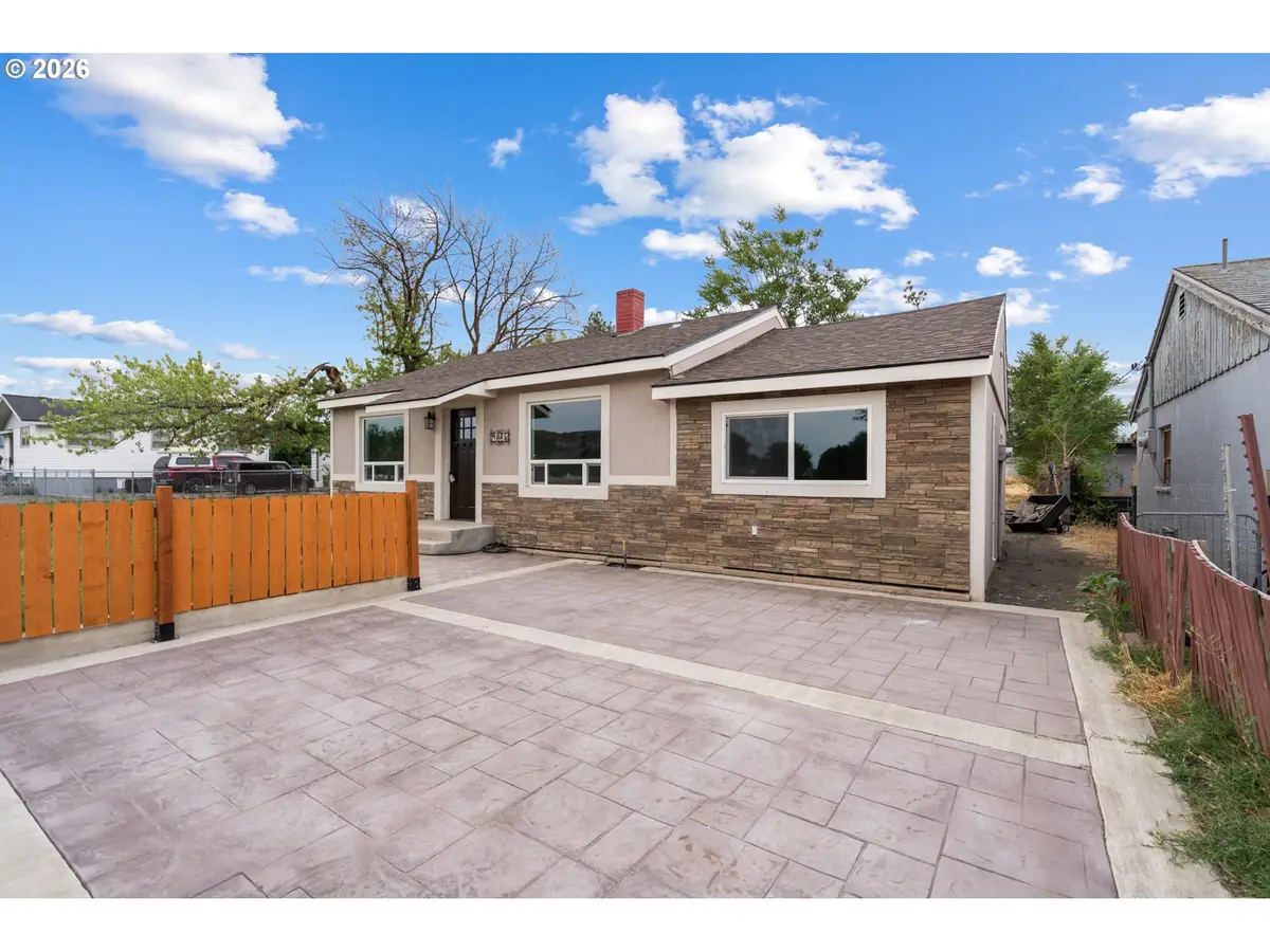 1035 W Ridgeway Ave, Hermiston, OR 97838 - #1