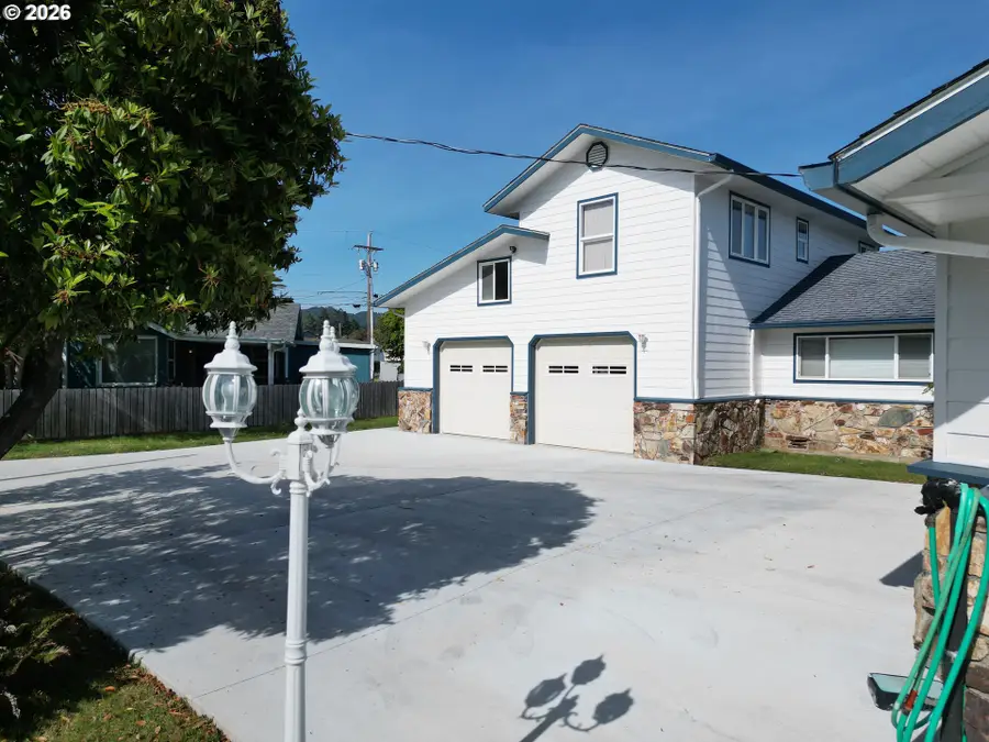 429 Buena Vista Loop, Brookings, OR 97415 - #2