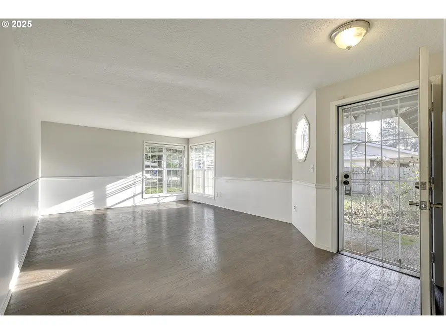 211 SE 33rd Ave, Hillsboro, OR 97123 - Image #2