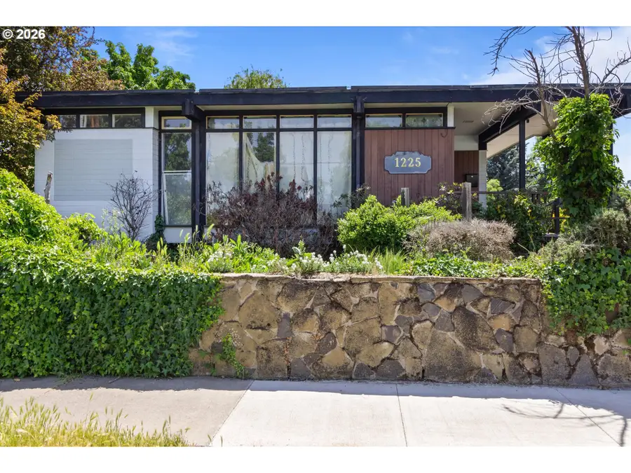 1225 W Main St, Medford, OR 97501 - Image #2