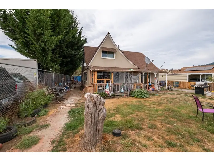 299 Gilbert St, Lebanon, OR 97355 - #2