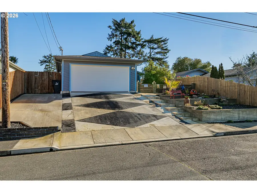 975 Augustine Ave, Coos Bay, OR 97420 - Image #3