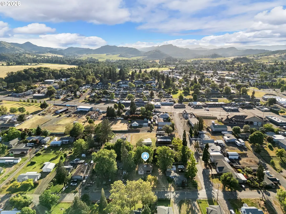 381 SE Gregory Dr, Winston, OR 97496 - #1