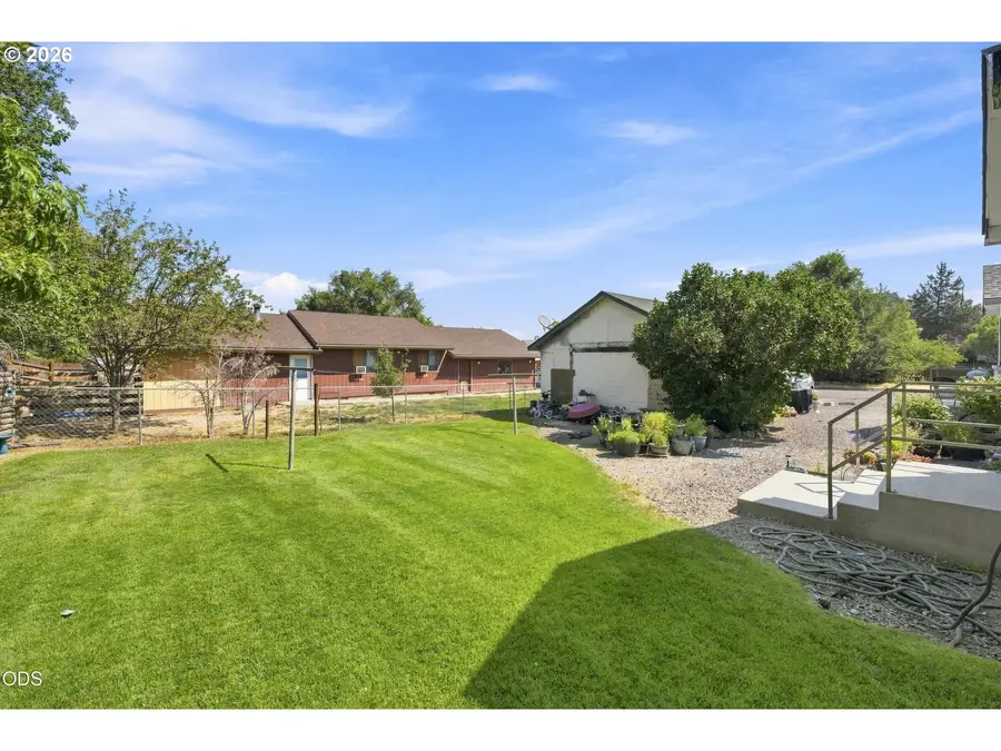 418 SW G St, Madras, OR 97741 - #3