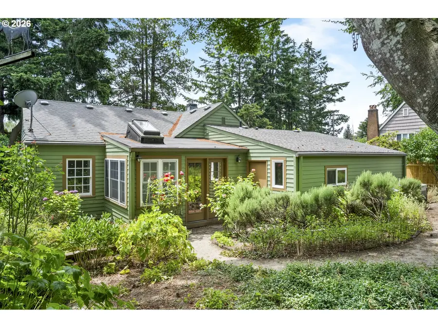 1827 SW Dewitt St, Portland, OR 97239 - #2