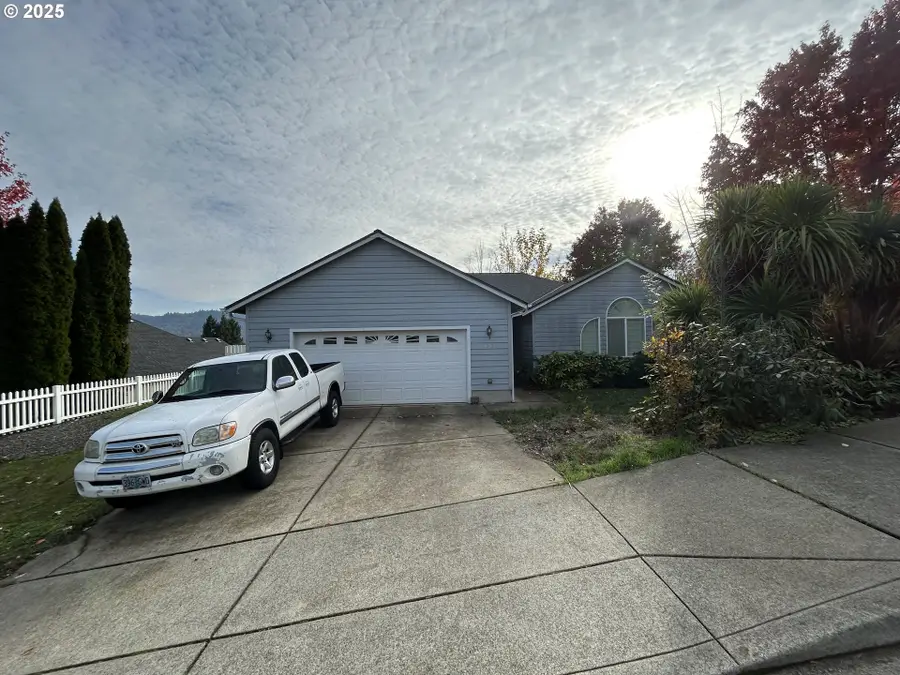 2343 NW Chambers Dr, Roseburg, OR 97471 - Image #2