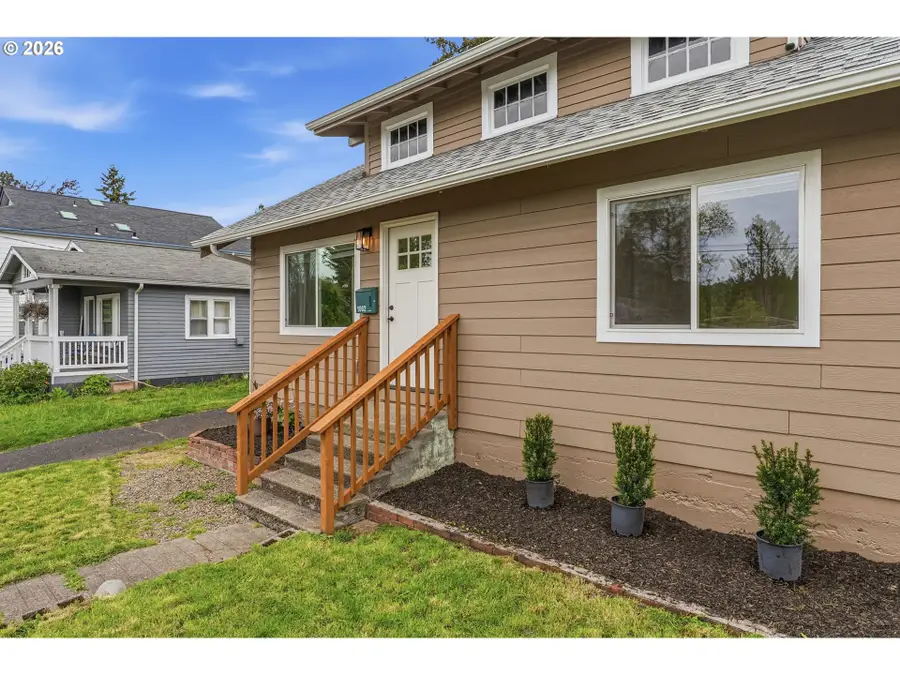 1002 N 6th Ave, Kelso, WA 98626 - #3