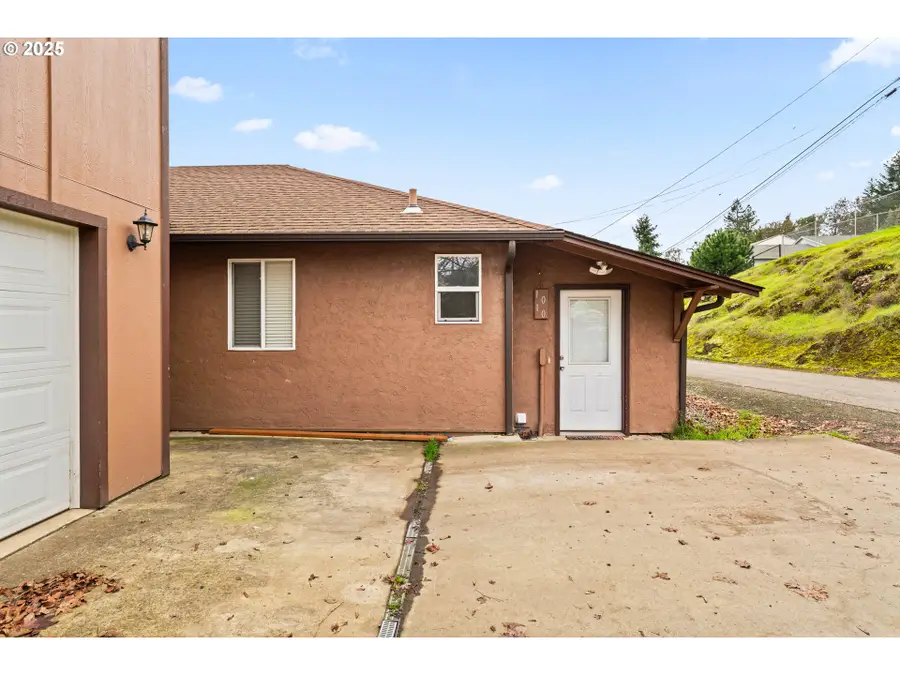 1010 NE Malheur Ave, Roseburg, OR 97470 - #2