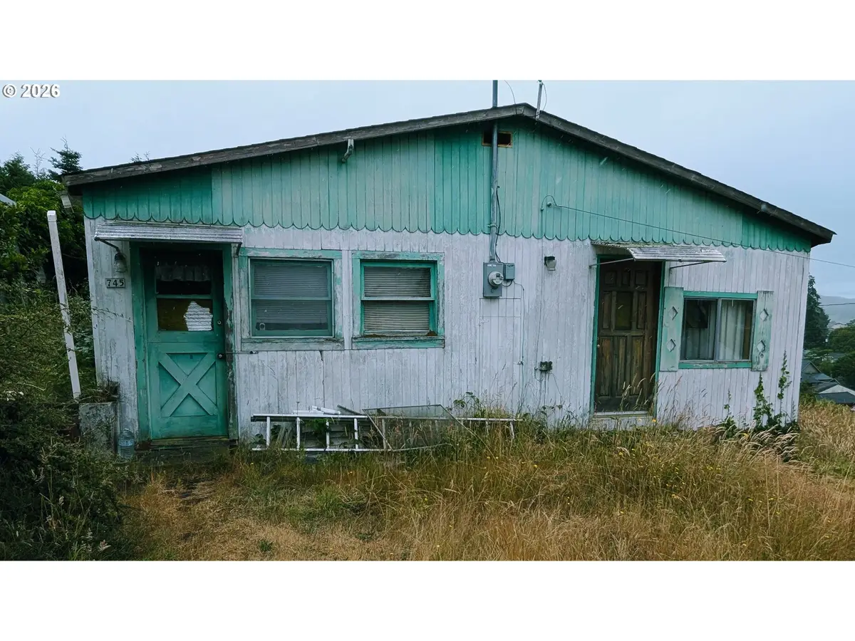 745 E 8th St, Coquille, OR 97423 - #1
