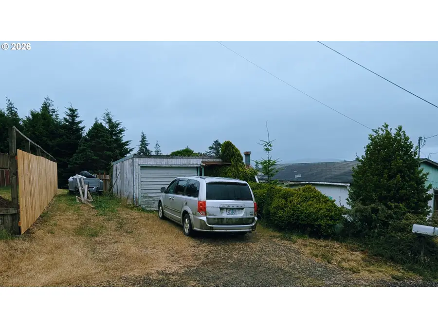 745 E 8th St, Coquille, OR 97423 - #3