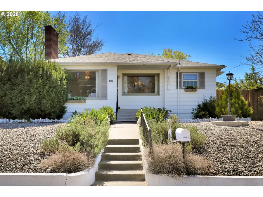 1214 E 11th St, The Dalles, OR 97058 - #2